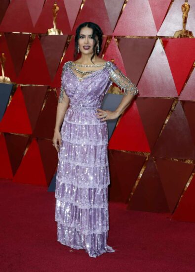 La mexicana cruzó la alfombra roja con un vestido de Gucci de lentejuleas con tonalidades lila.