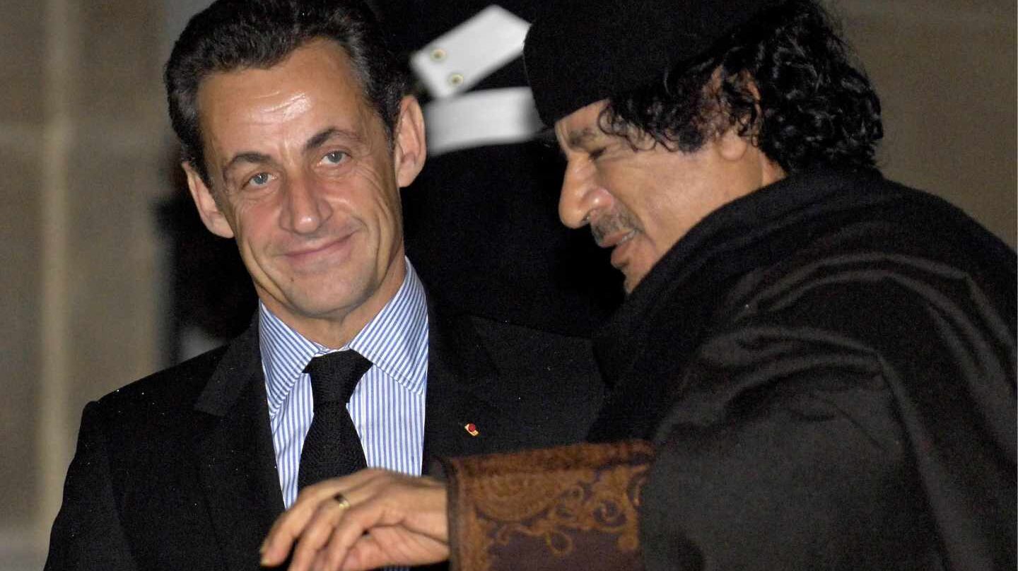 Nicolas Sarkozy y Muamar Gadafi, en una imagen de archivo tomada en diciembre de 2007.