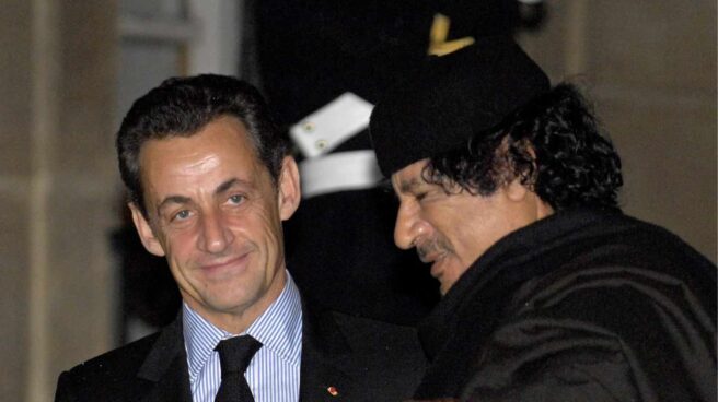 Nicolas Sarkozy y Muamar Gadafi, en una imagen de archivo tomada en diciembre de 2007.