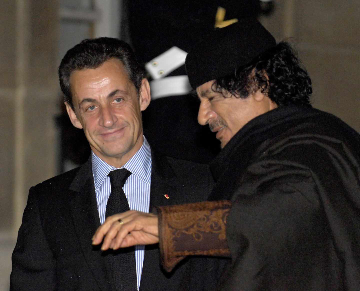 Nicolas Sarkozy y Muamar Gadafi, en una imagen de archivo tomada en diciembre de 2007.