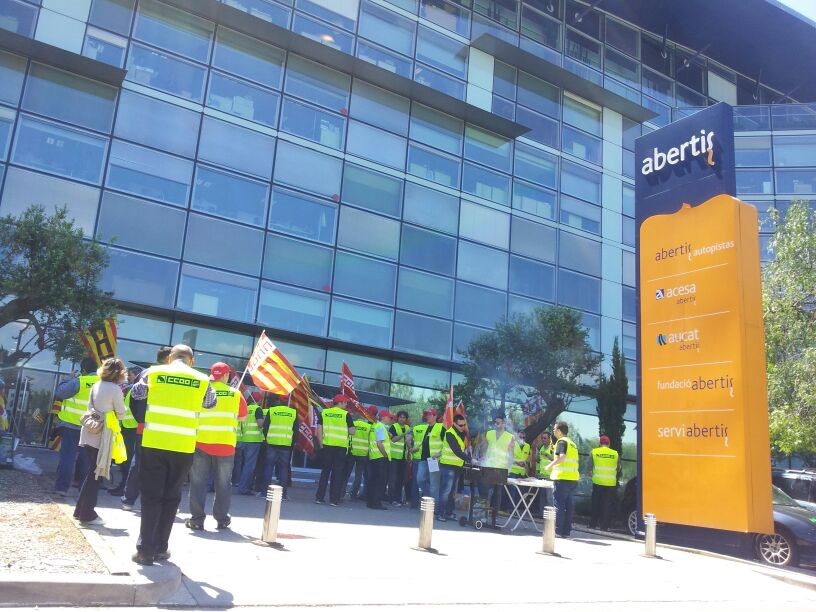 Protesta sindical en Barcelona frente a la sede de Abertis.