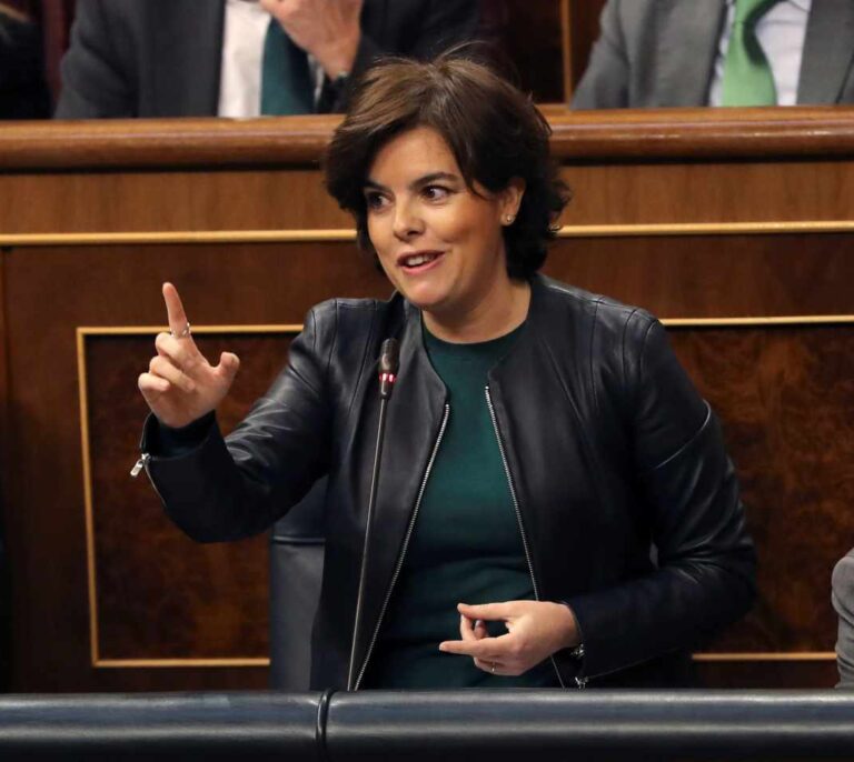 Santamaría reprocha a Montero "el bulo de Lavapiés" que propagó Podemos