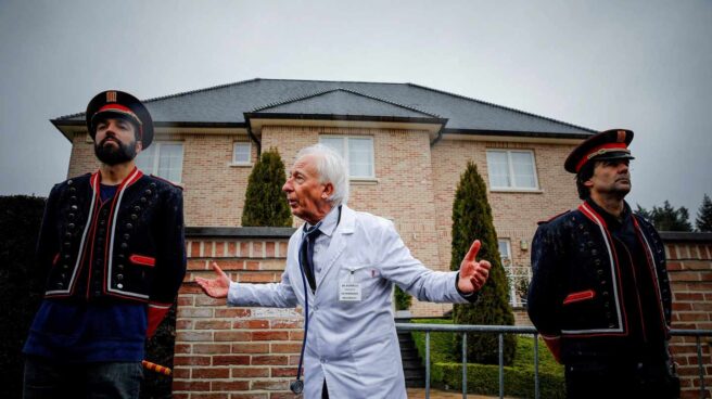 tabarnia_boadella_waterloo Albert Boadella delante de la casa de Carles Puigdemont en Waterloo.