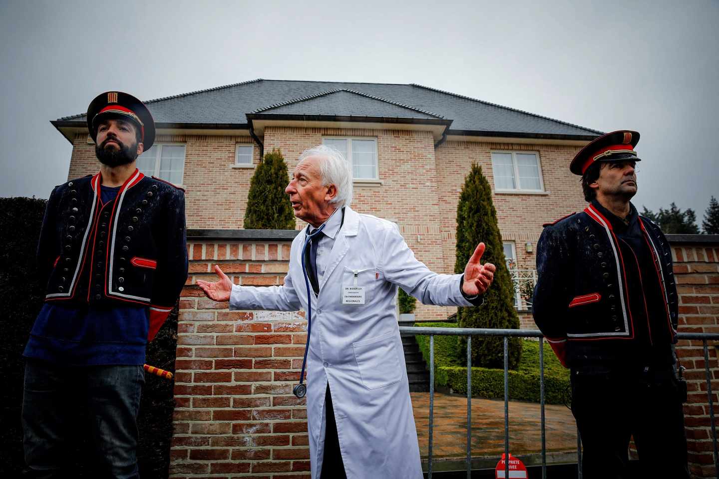 Albert Boadella delante de la casa de Carles Puigdemont en Waterloo.