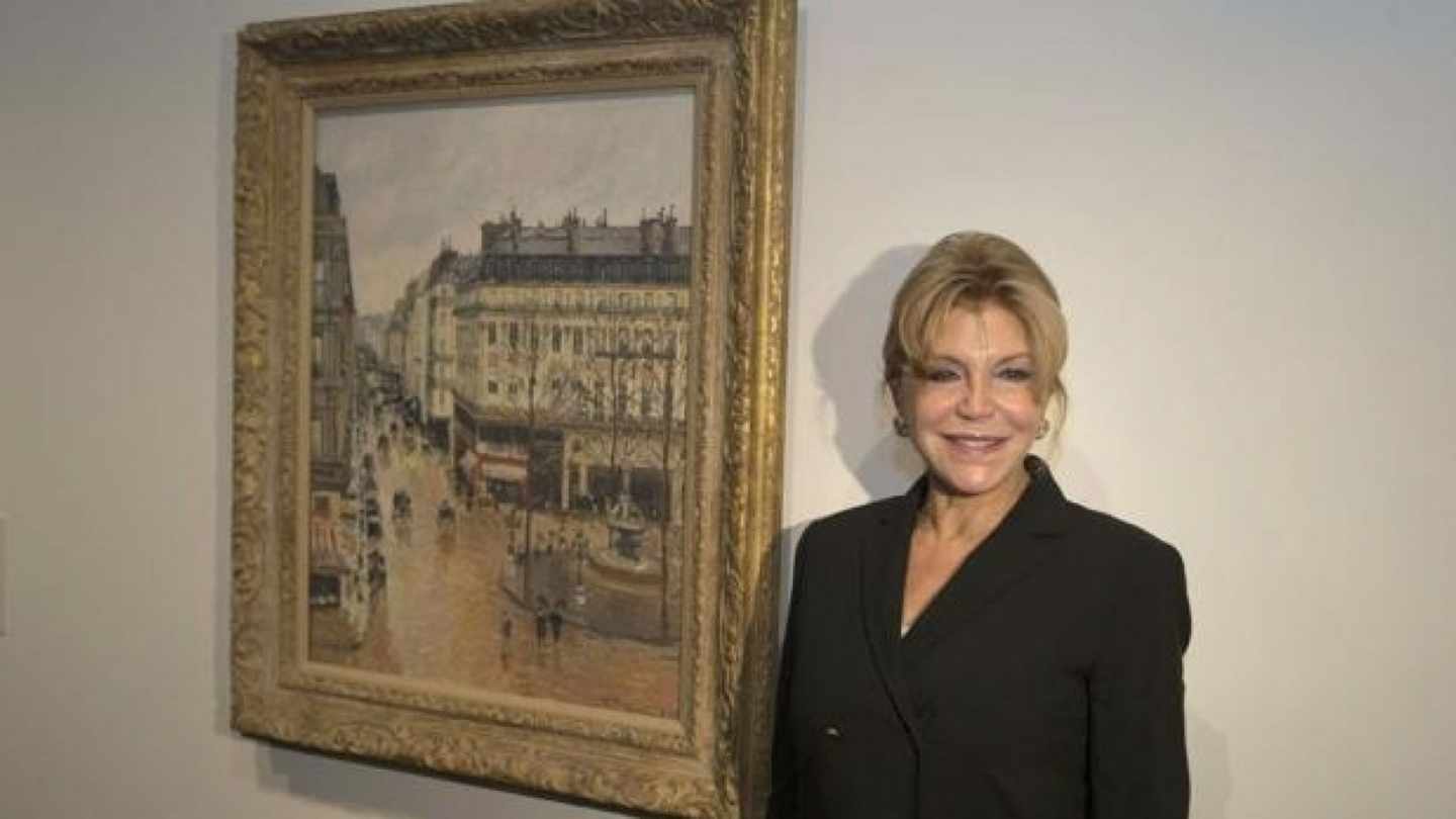 La baronesa Thyssen con el cuadro de Pisarro.