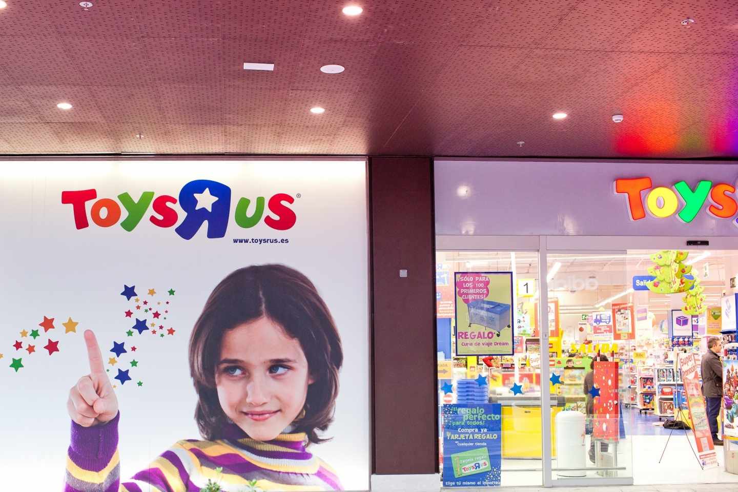 Toys R Us estudia el cierre en España.