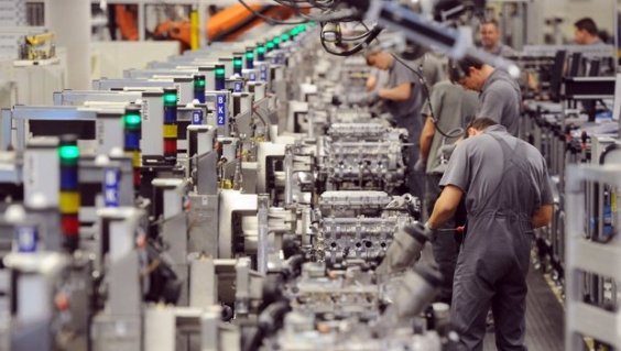 Trabajadores en una fábrica.