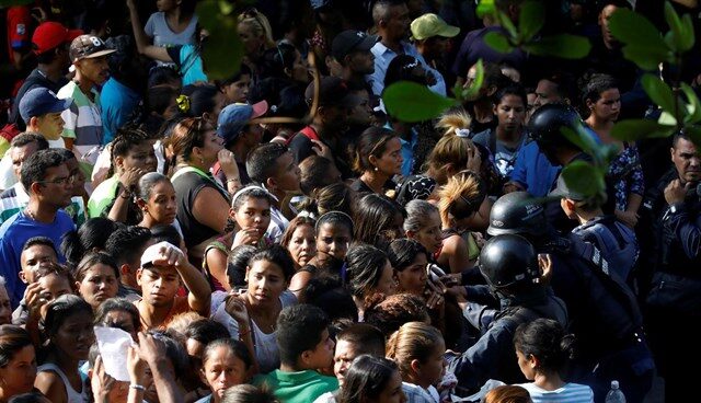 Los familiares, ante la policia venezolana. Los familiares, ante la policia venezolana.