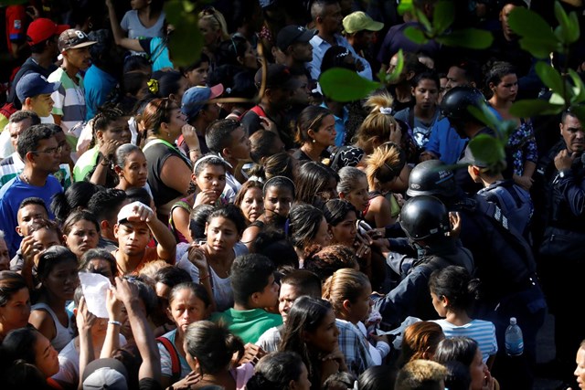 Los familiares, ante la policia venezolana.