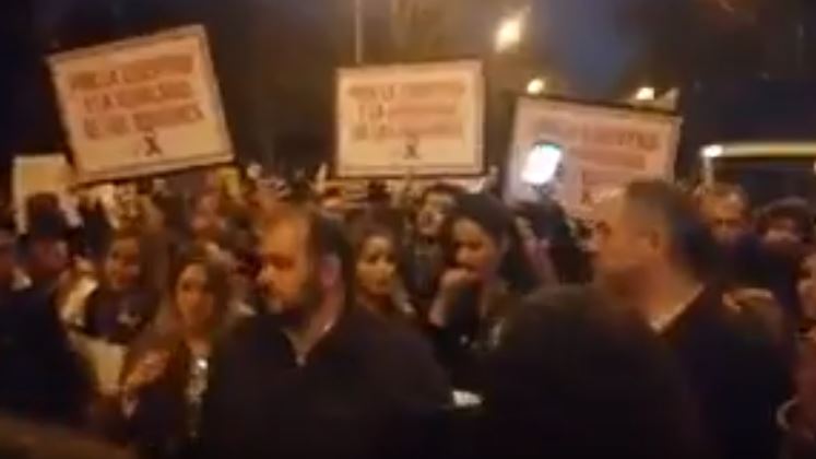 Manifestantes increpan a Begoña Villacís.
