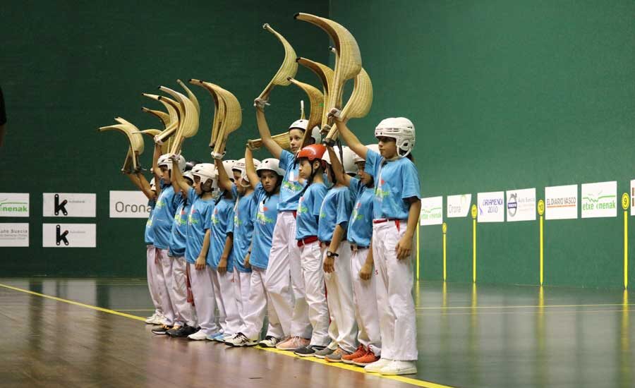 Jóvenes jugadores de cesta punta de clubes integrados en 'Xistera' durante uno de los partidos organizados por el proyecto.