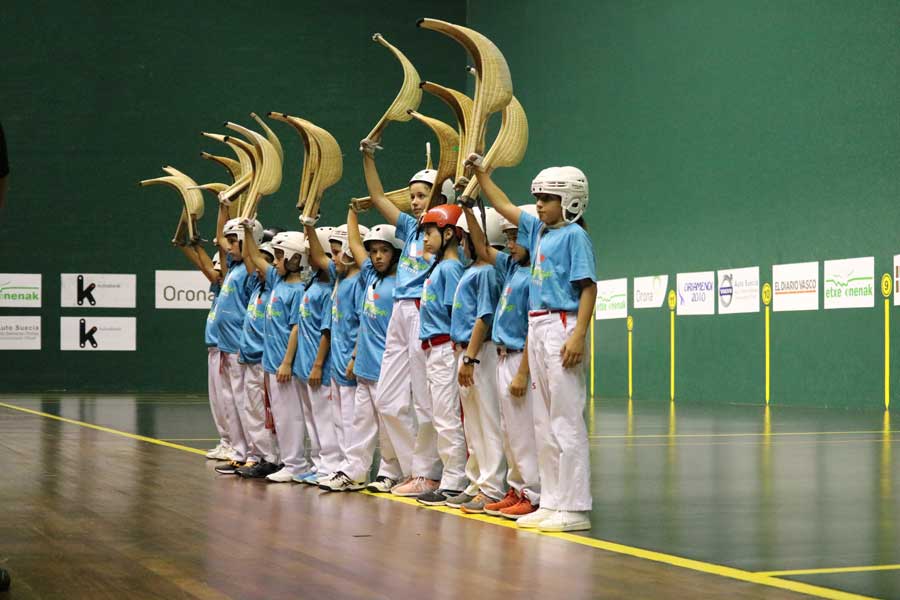 Jóvenes jugadores de cesta punta de clubes integrados en 'Xistera' durante uno de los partidos organizados por el proyecto.