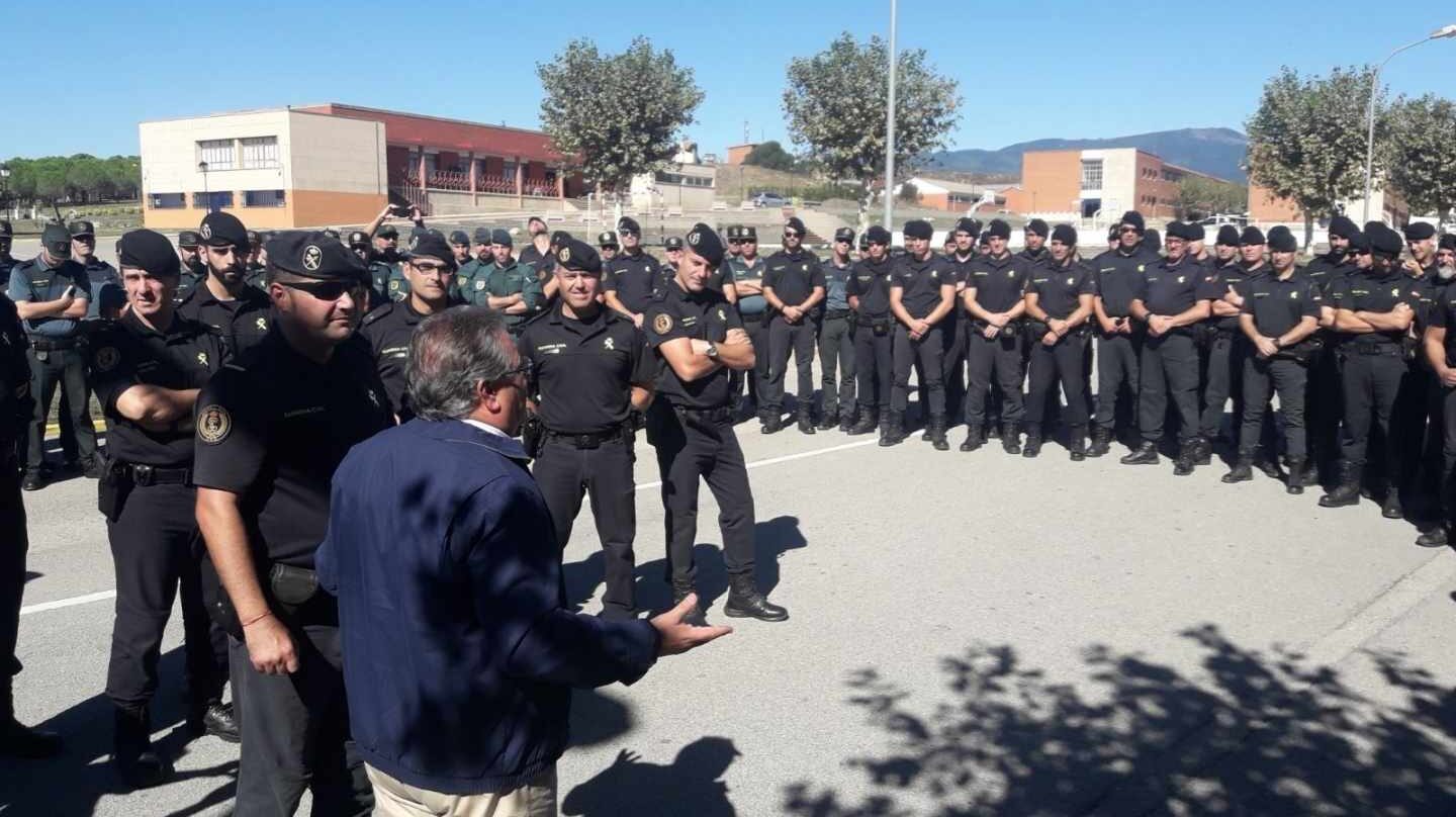 El ministro Juan Ignacio Zoido, durante su visita a guardias civiles desplegados en Cataluña.
