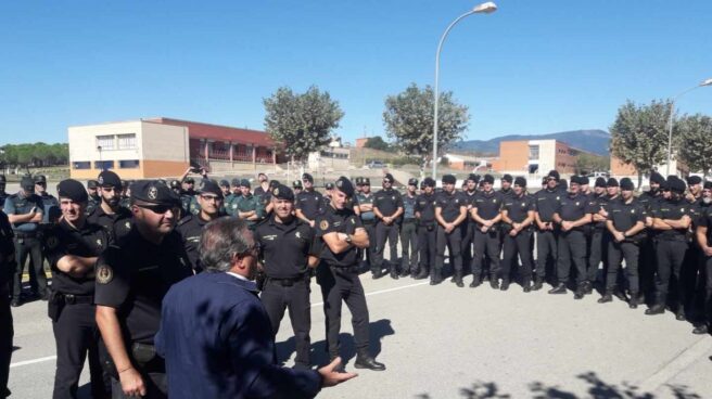 El ministro Juan Ignacio Zoido, durante su visita a guardias civiles desplegados en Cataluña.