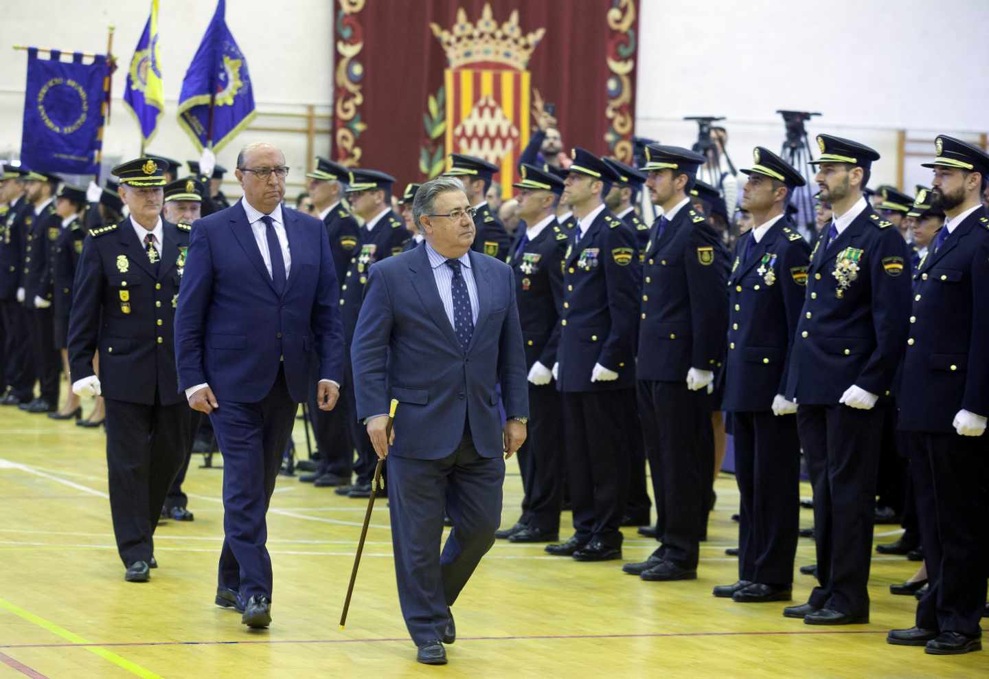 El ministro Zoido pasa revista a los 175 nuevos inspectores de Policía que juraron el pasado jueves en Ávila.