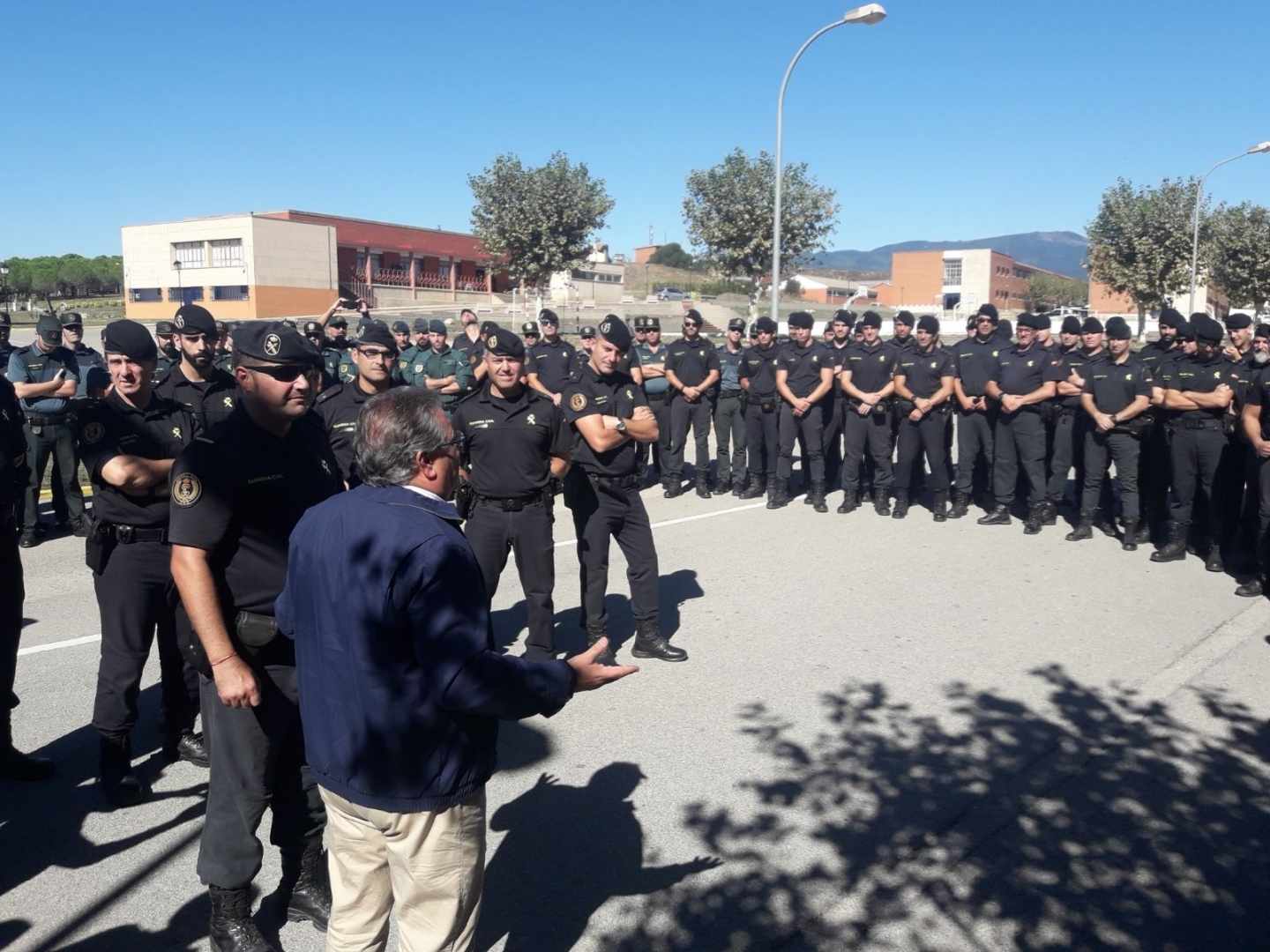 El ministro Juan Ignacio Zoido, durante su visita a guardias civiles desplegados en Cataluña.