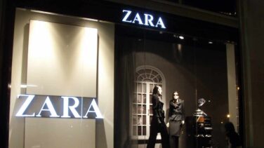 Escaparates apagados y puertas cerradas: así afectará el plan de ahorro aprobado por el Gobierno