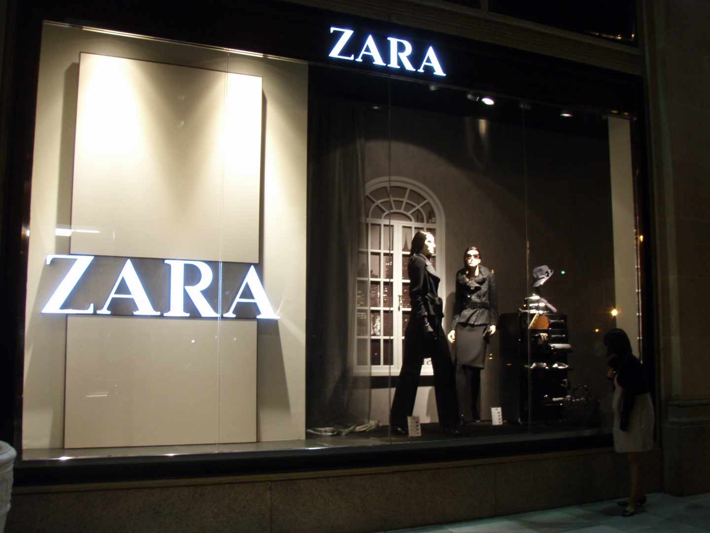 Escaparate en una tienda de Zara.