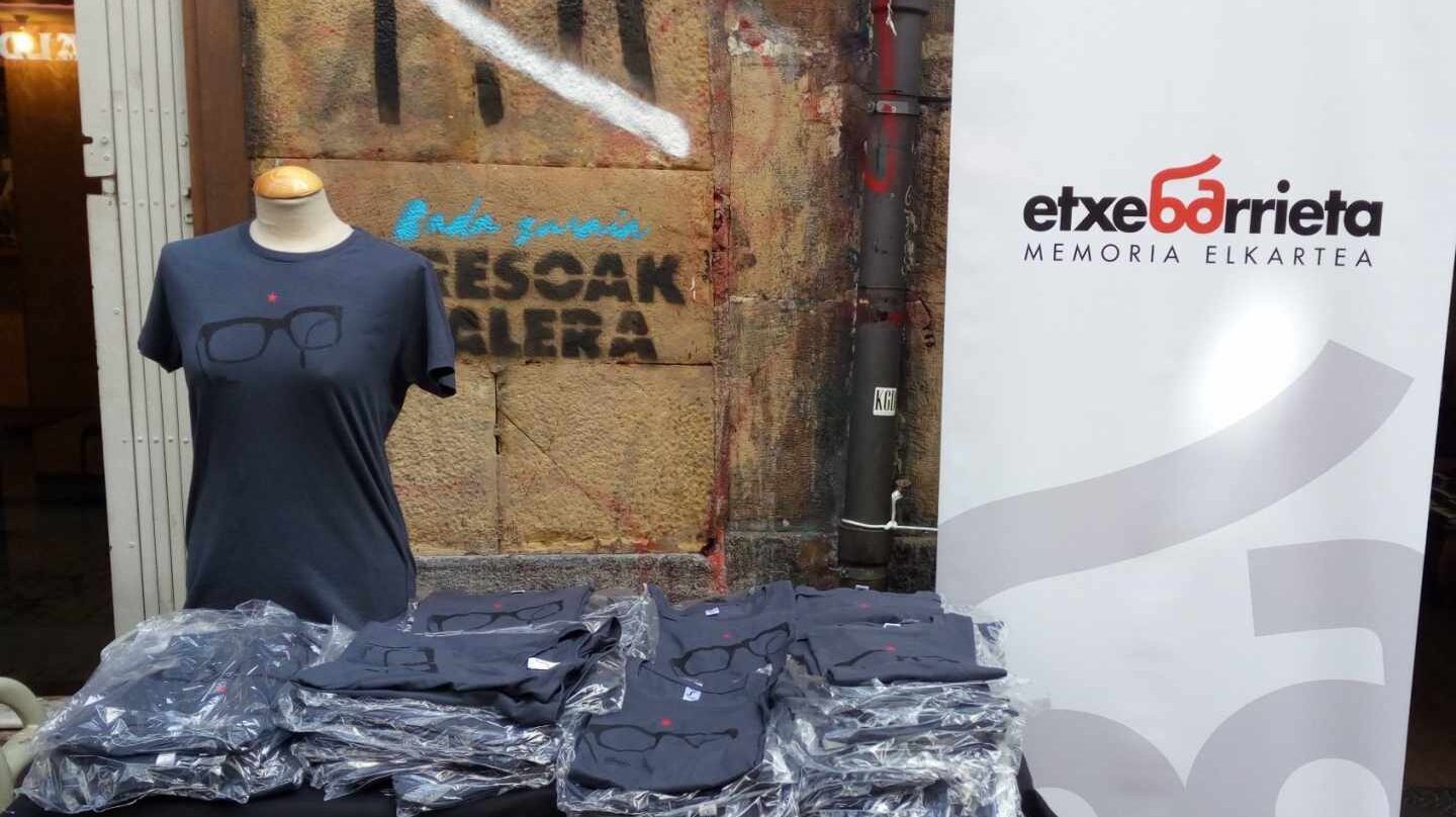 Venta de camisetas en recuerdo de Txabi Etxebarrieta, primer asesino de ETA.