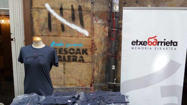 Venta de camisetas en recuerdo de Txabi Etxebarrieta, primer asesino de ETA.
