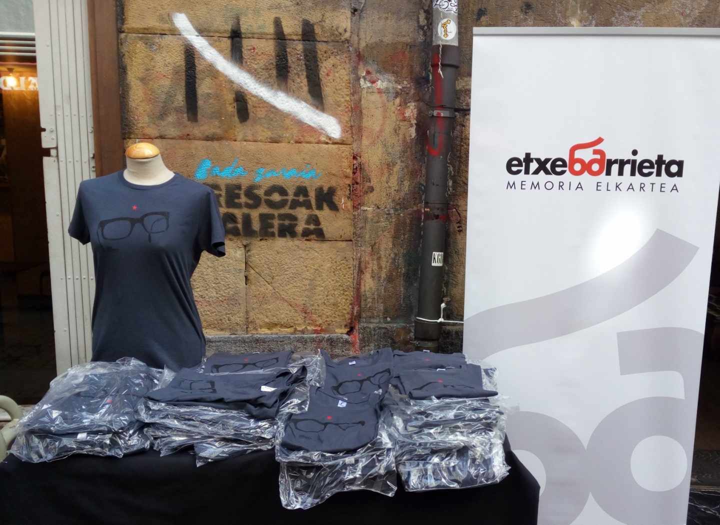 Venta de camisetas en recuerdo de Txabi Etxebarrieta, primer asesino de ETA.