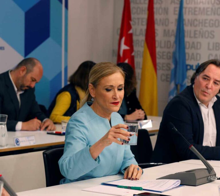 El PSOE "avisa" a Cifuentes: si no da explicaciones habrá moción de censura