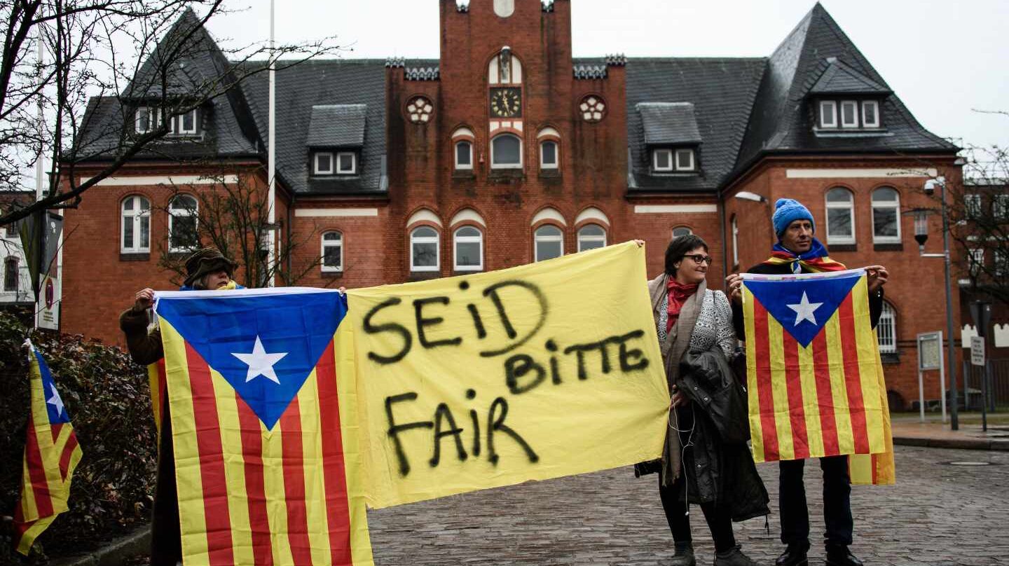 "Por favor, sed justos": independentistas frente a la prisión de Puigdemont en Neumünster (Alemania).