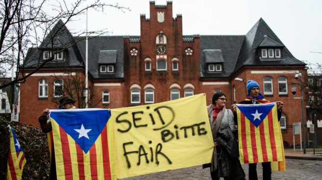 "Por favor, sed justos": independentistas frente a la prisión de Puigdemont en Neumünster (Alemania). "Por favor, sed justos": independentistas frente a la prisión de Puigdemont en Neumünster (Alemania).