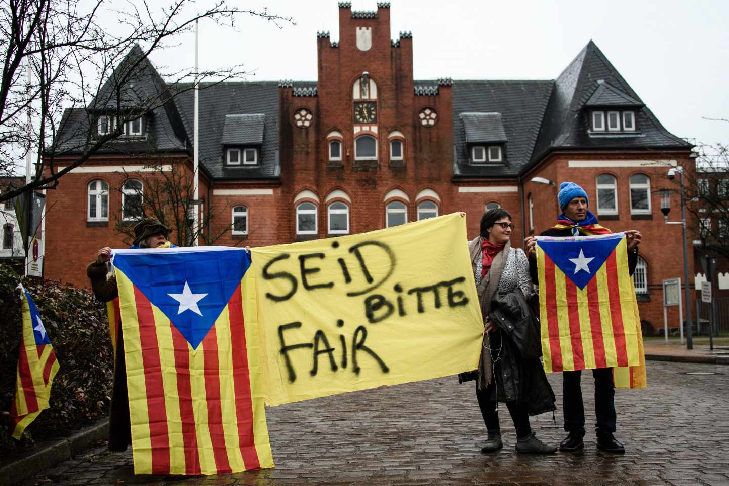 "Por favor, sed justos": independentistas frente a la prisión de Puigdemont en Neumünster (Alemania).