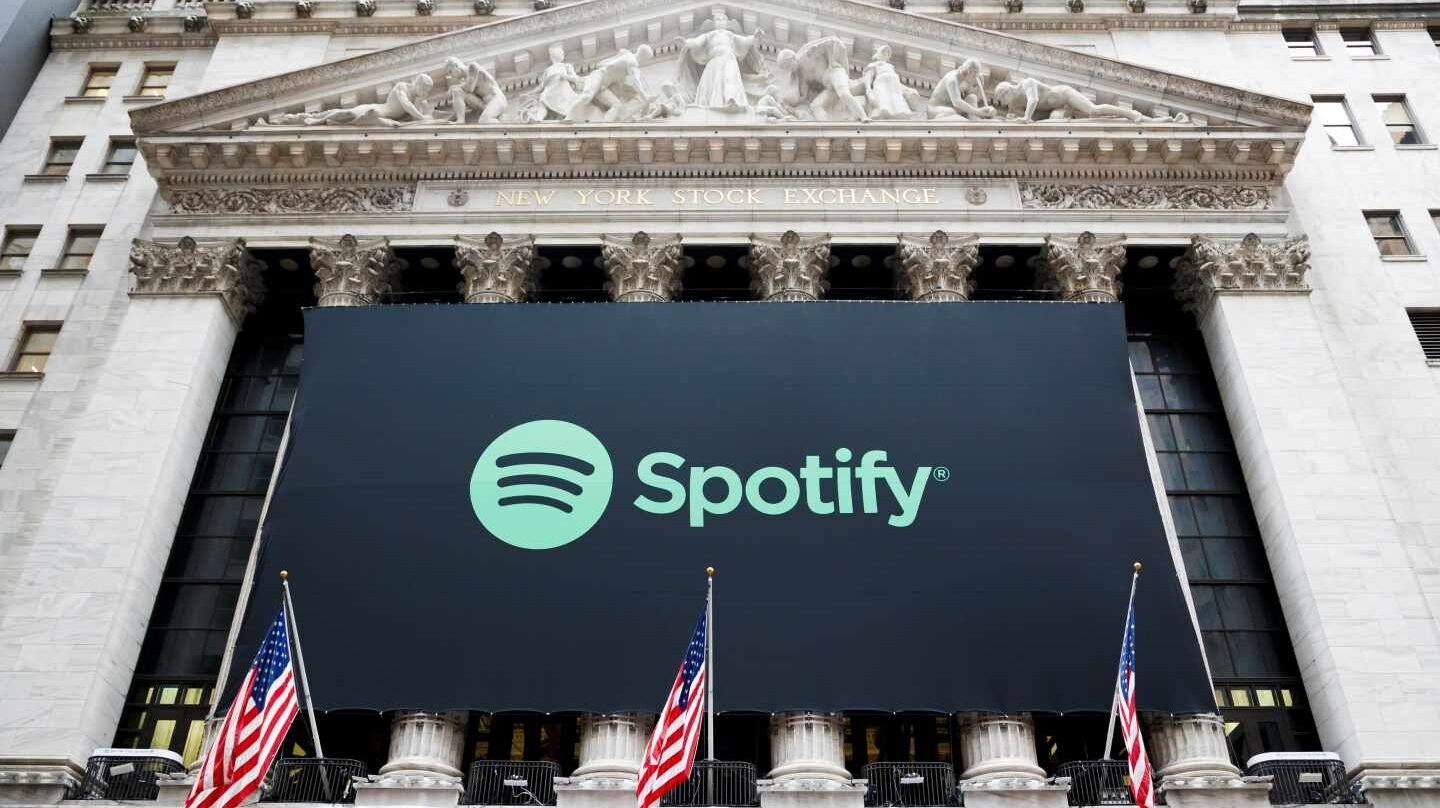 Una pancarta con el logo de Spotify cuelga de la fachada de la Bolsa de Nueva York.