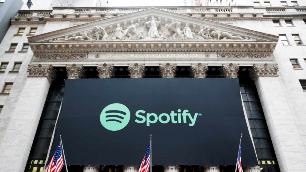 Una pancarta con el logo de Spotify cuelga de la fachada de la Bolsa de Nueva York.