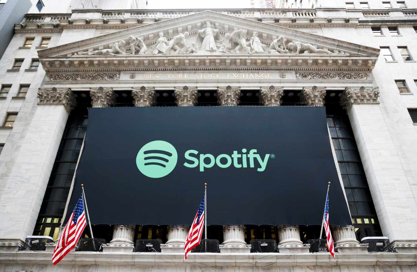Una pancarta con el logo de Spotify cuelga de la fachada de la Bolsa de Nueva York.