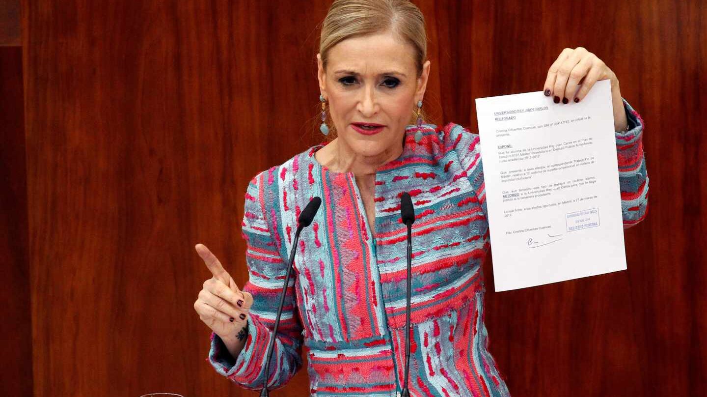 Cifuentes durante el pleno en la Asamblea