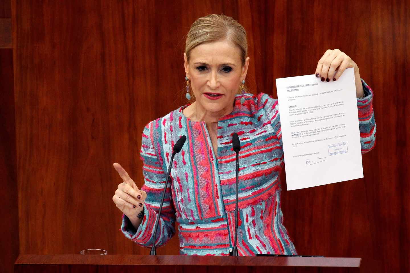 Cifuentes durante el pleno en la Asamblea