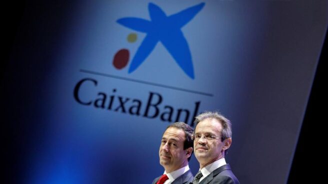El presidente de CaixaBank, Jordi Gual (dcha), y el consejero delegado, Gonzalo Gortázar.