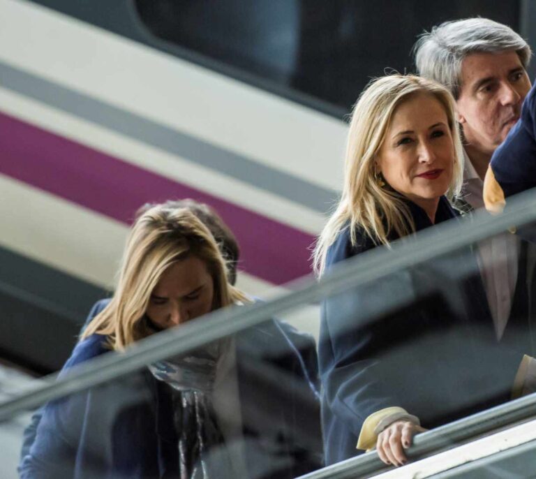 Cifuentes asegura que defendió su máster ante un tribunal de tres personas