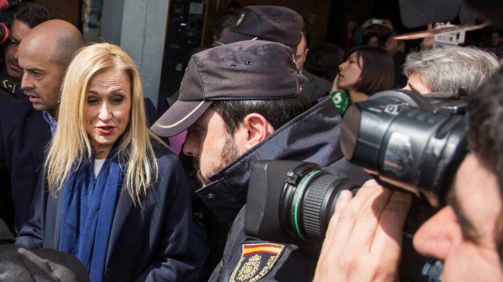 La presidenta de la Comunidad de Madrid, Cristina Cifuentes, a su llegada a la estación de Santa Justa de Sevilla para asistir la Convención Nacional del PP.