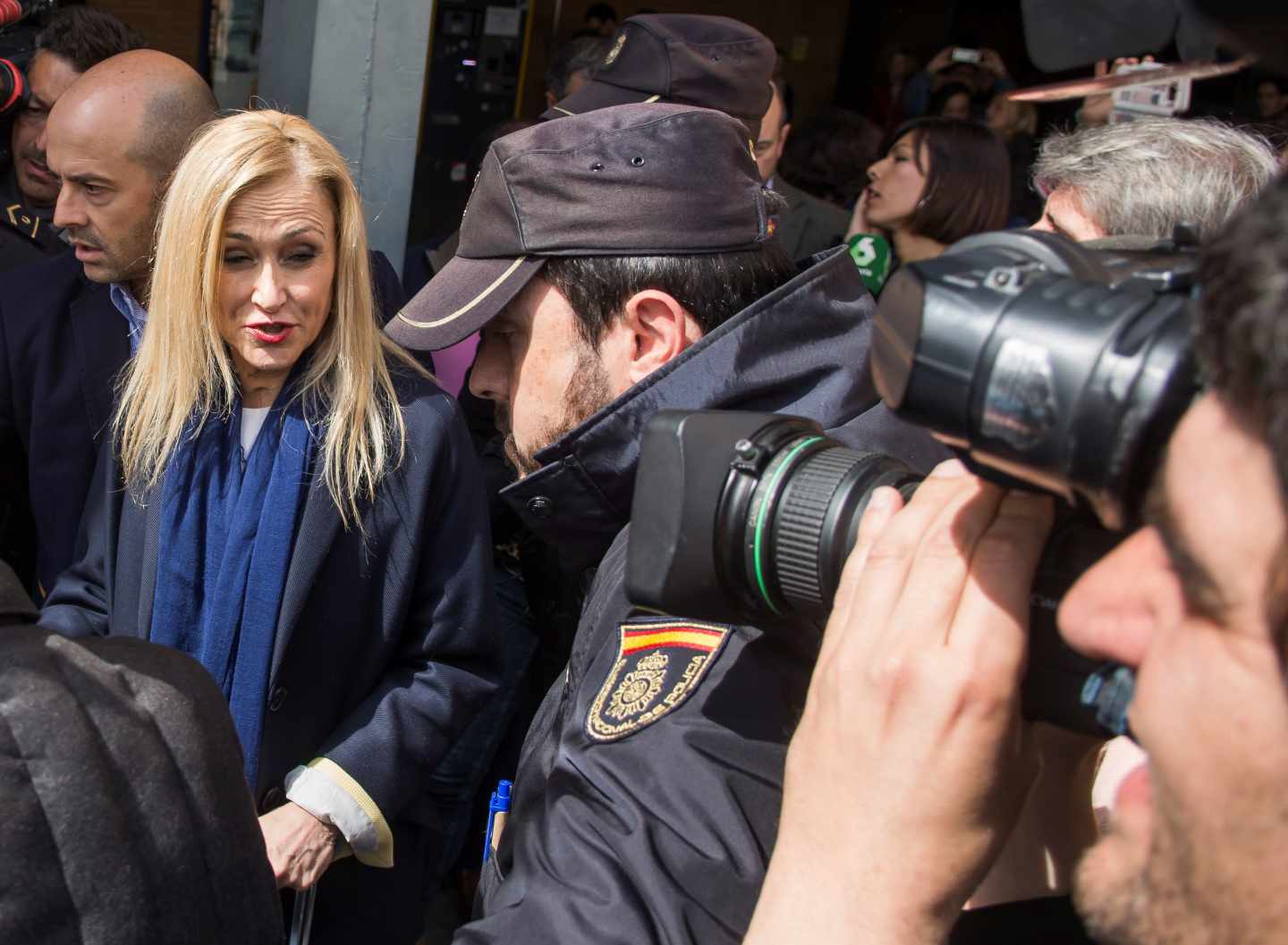 La presidenta de la Comunidad de Madrid, Cristina Cifuentes, a su llegada a la estación de Santa Justa de Sevilla para asistir la Convención Nacional del PP.