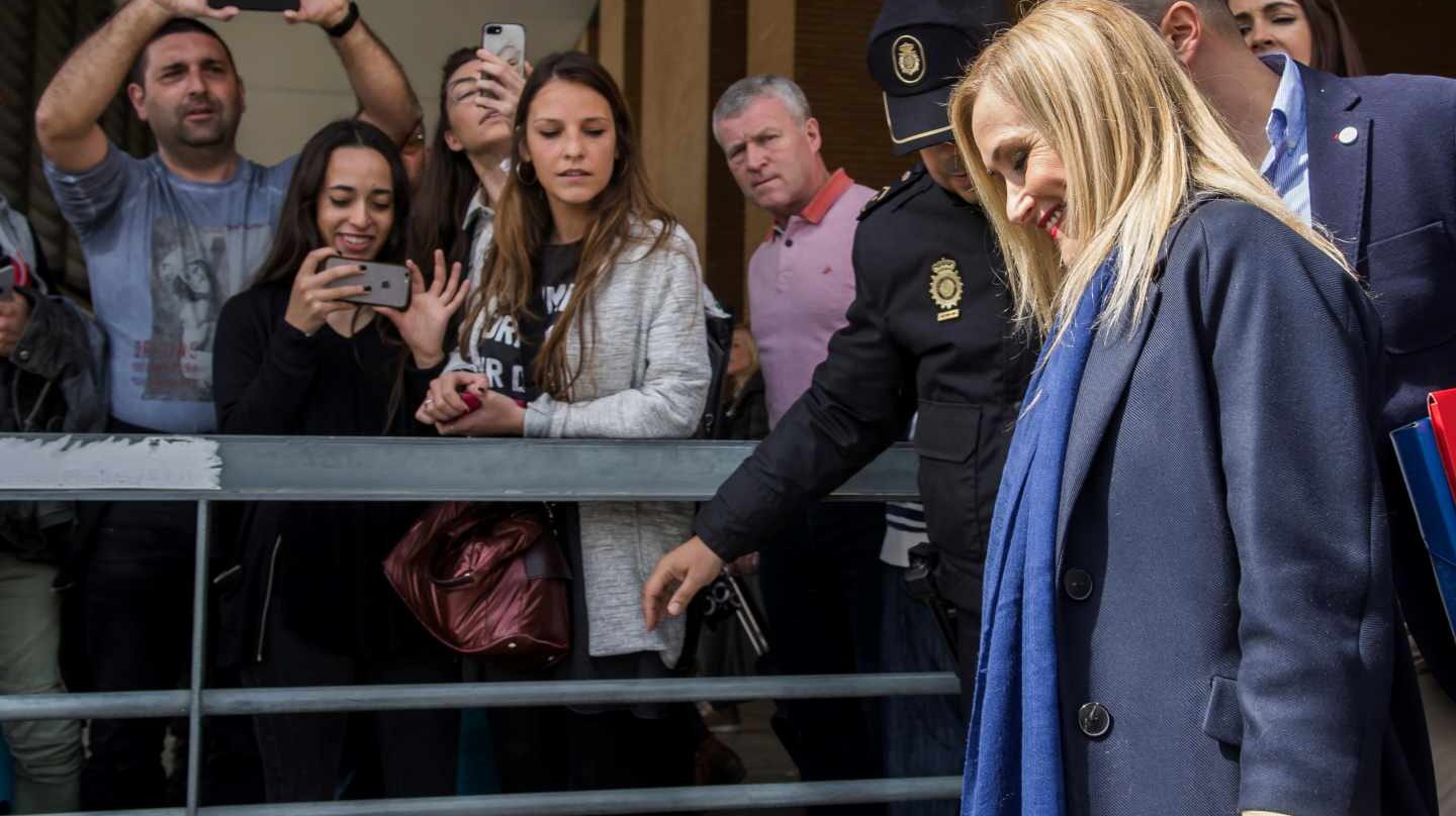 La presidenta de la Comunidad de Madrid, Cristina Cifuentes, a su llegada a la estación de Santa Justa de Sevilla para asistir la Convención Nacional del PP.