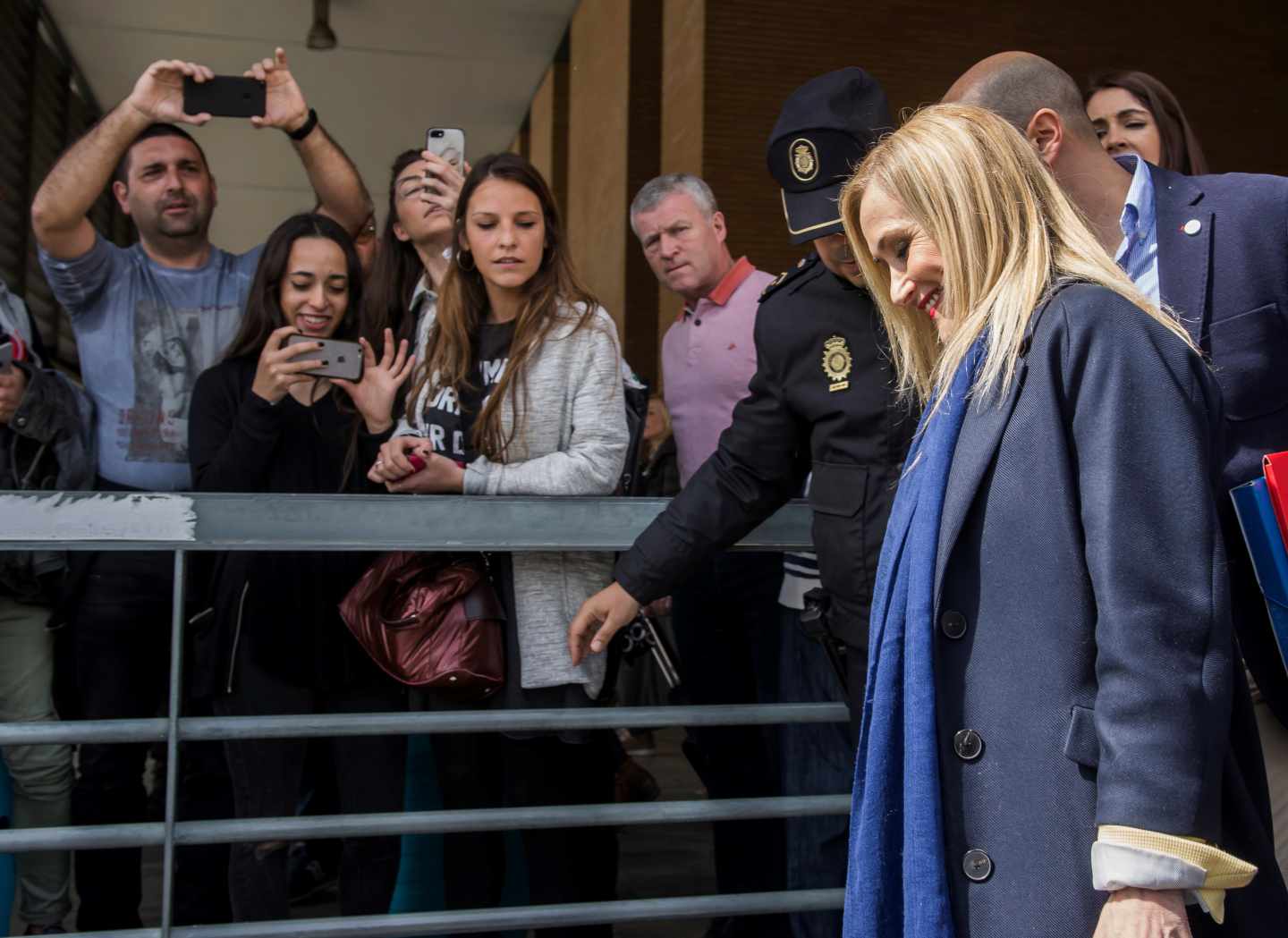 La presidenta de la Comunidad de Madrid, Cristina Cifuentes, a su llegada a la estación de Santa Justa de Sevilla para asistir la Convención Nacional del PP.