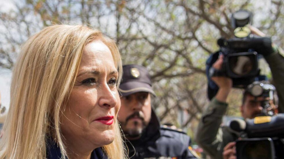 La presidenta de la Comunidad de Madrid, Cristina Cifuentes, a su llegada a la estación de Santa Justa de Sevilla para asistir la Convención Nacional del PP.