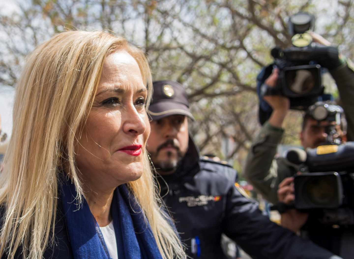 La presidenta de la Comunidad de Madrid, Cristina Cifuentes, a su llegada a la estación de Santa Justa de Sevilla para asistir la Convención Nacional del PP.