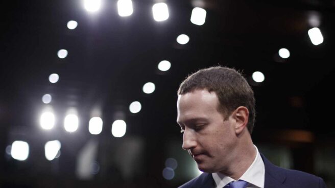 Mark Zuckerberg Facebook El presidente y fundador del gigante tecnológico Facebook, Mark Zuckerberg, testifica ante el Comité Senatorial de Comercio, Ciencia y Transporte y el Comité Judicial del Senado, en Washington (Estados Unidos) hoy, martes 10 de abril de 2018. Zuckerberg asumió toda la culpa ante el Senado de EE.UU. del abuso de la compañía Cambridge Analytica, que utilizó los datos de millones de usuarios de la red social para la campaña electoral del presidente estadounidense, Donald Trump.