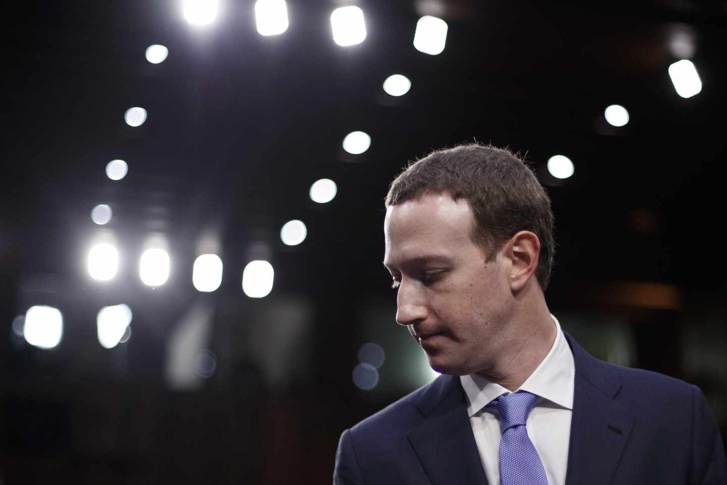 El presidente y fundador del gigante tecnológico Facebook, Mark Zuckerberg, testifica ante el Comité Senatorial de Comercio, Ciencia y Transporte y el Comité Judicial del Senado, en Washington (Estados Unidos) hoy, martes 10 de abril de 2018. Zuckerberg asumió toda la culpa ante el Senado de EE.UU. del abuso de la compañía Cambridge Analytica, que utilizó los datos de millones de usuarios de la red social para la campaña electoral del presidente estadounidense, Donald Trump.