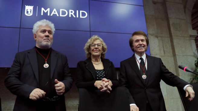 Carmena entrega a Almodóvar y a Raphael sus títulos de hijos adoptivos de Madrid