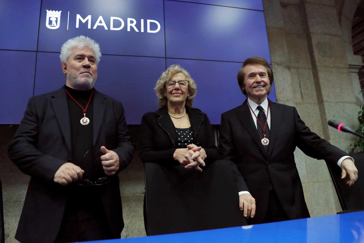 La alcaldesa de Madrid, Manuela Carmena, entre Pedro Almodóvar y Raphael.