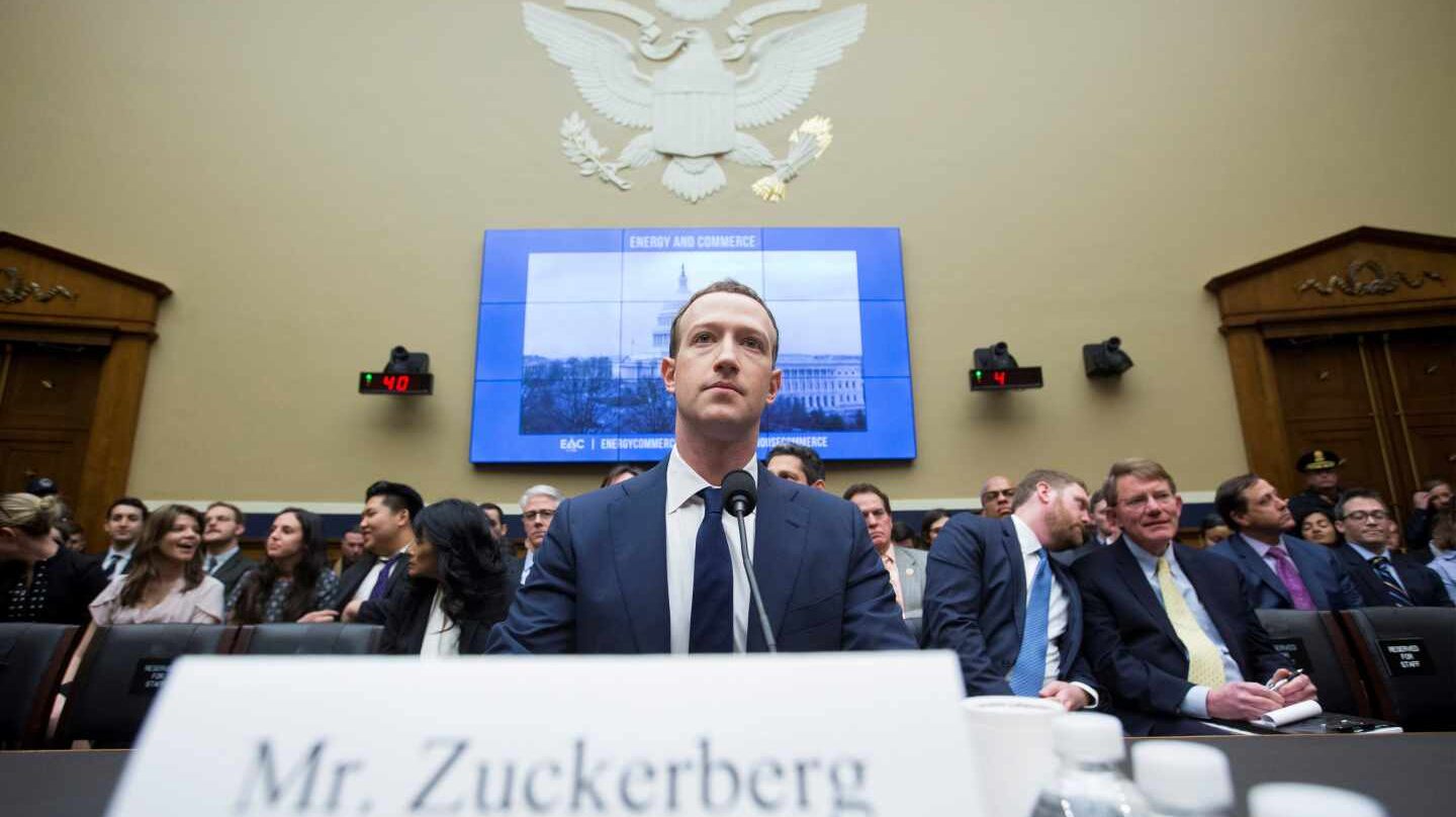 Mark Zuckerberg reconoce que sus datos también se filtraron a Cambridge Analytica