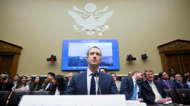 Mark Zuckerberg Mark Zuckerberg reconoce que sus datos también se filtraron a Cambridge Analytica