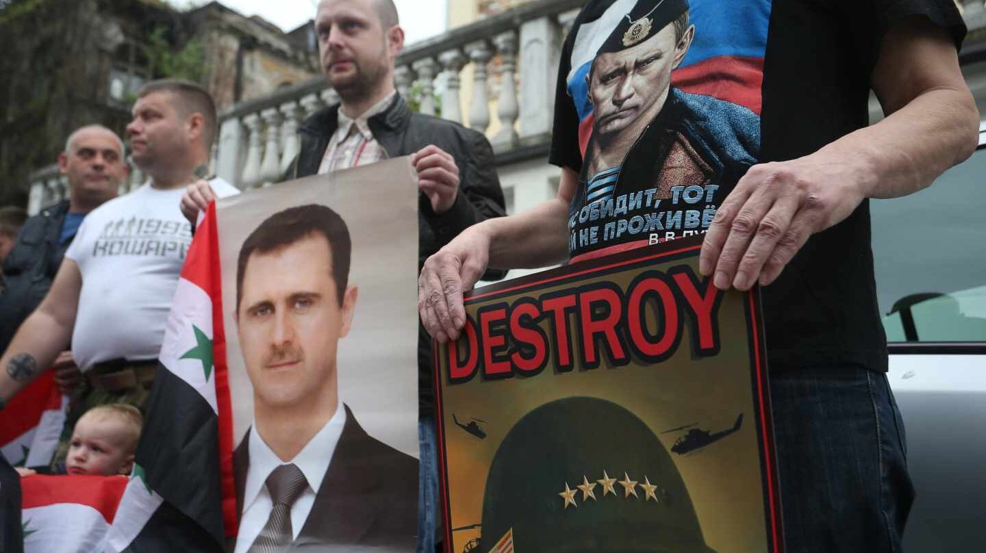 Protesta en Belgrado con imágenes de Al Asad y Putin.