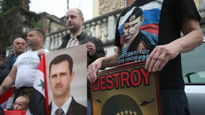 Protesta en Belgrado con imágenes de Al Asad y Putin.